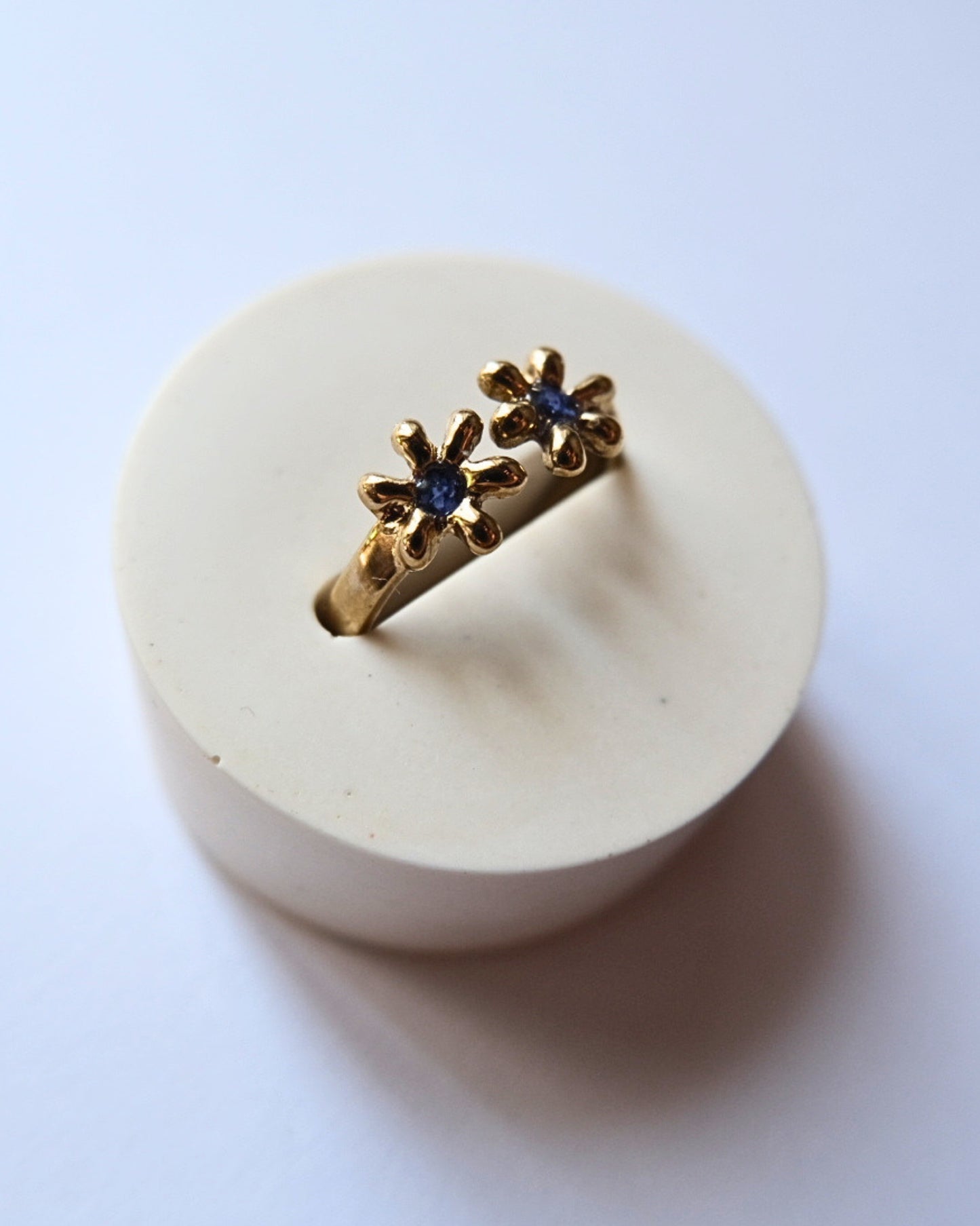 Anello in ottone regolabile a forma di non ti scordar di me con frammenti di fiori