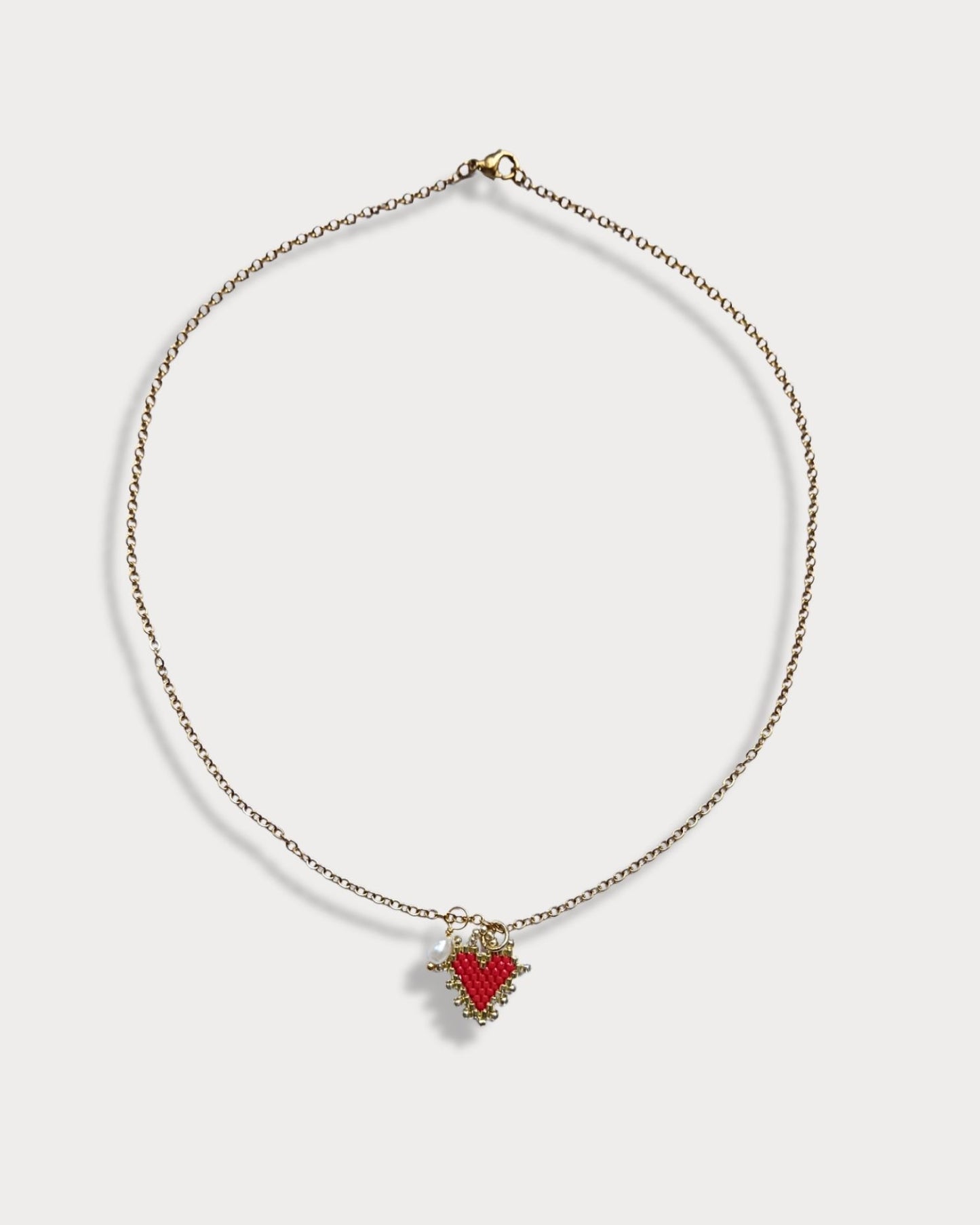 Collana a maglie sottili con pendente di perline a forma di cuore e perla di fiume