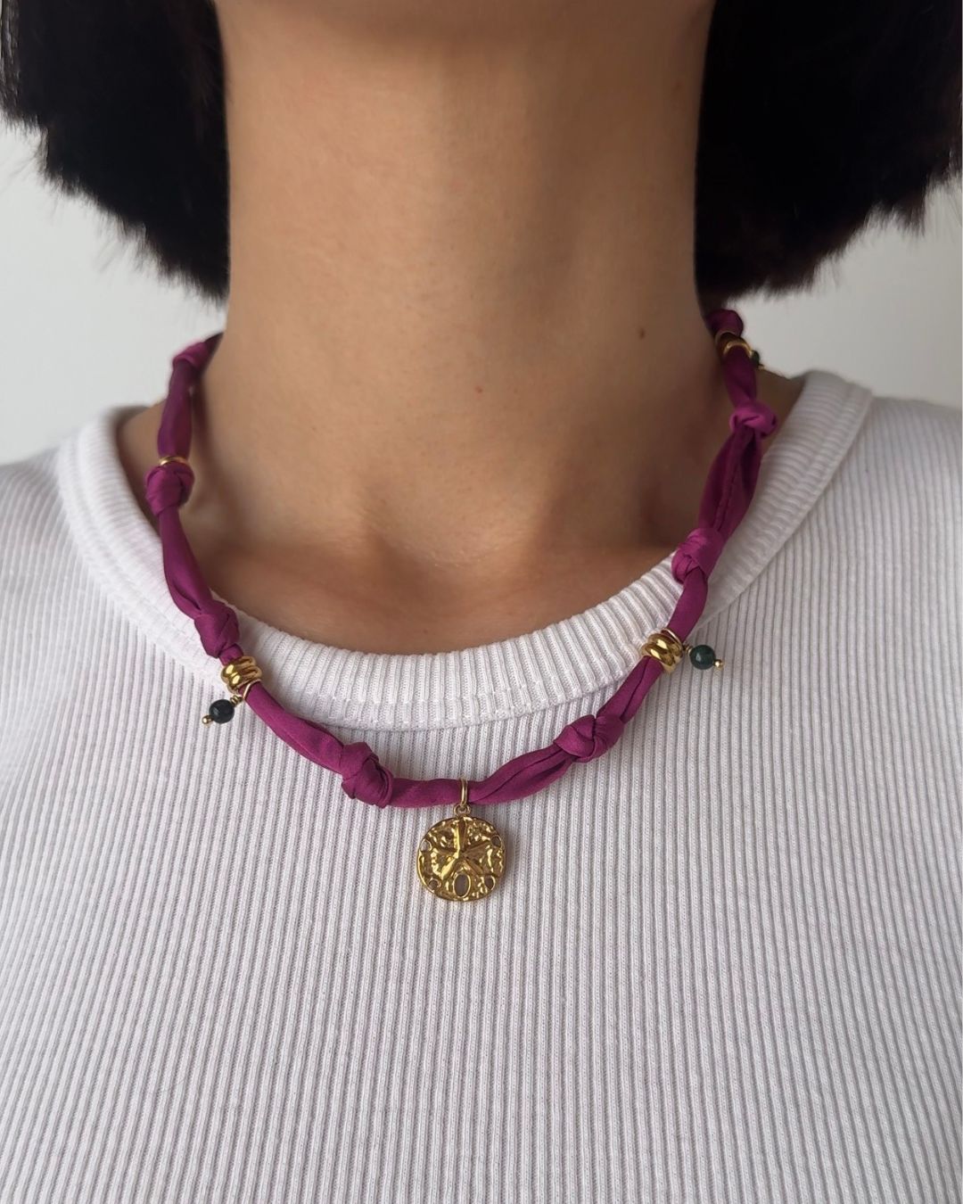 Collana in tessuto annodato color prugna con stella marina e pietre di agata indiana