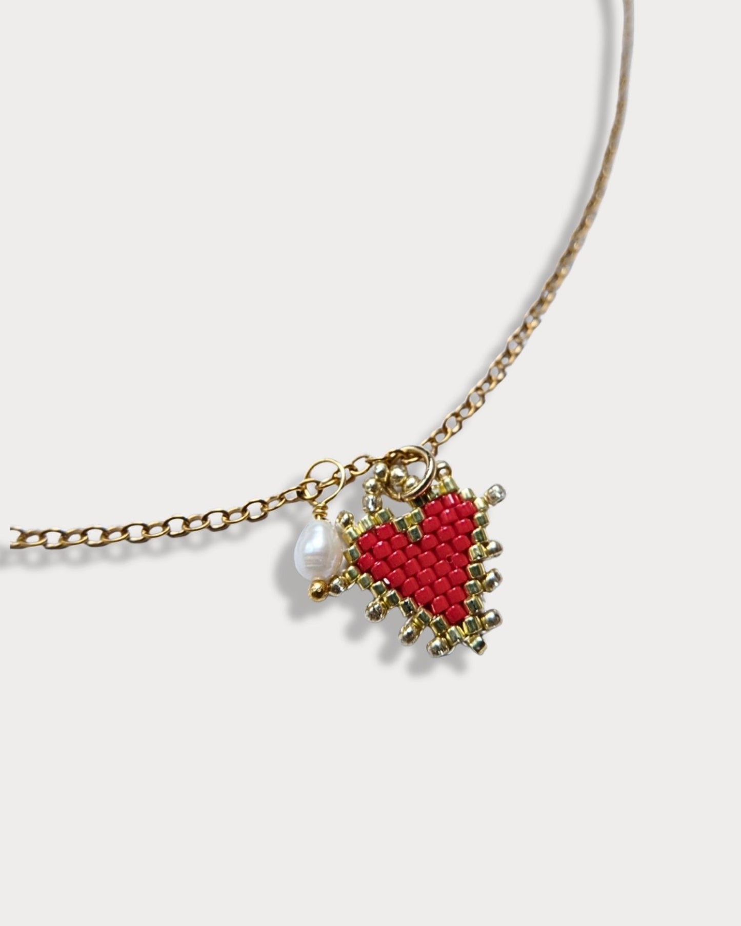 Collana a maglie sottili con pendente di perline a forma di cuore e perla di fiume
