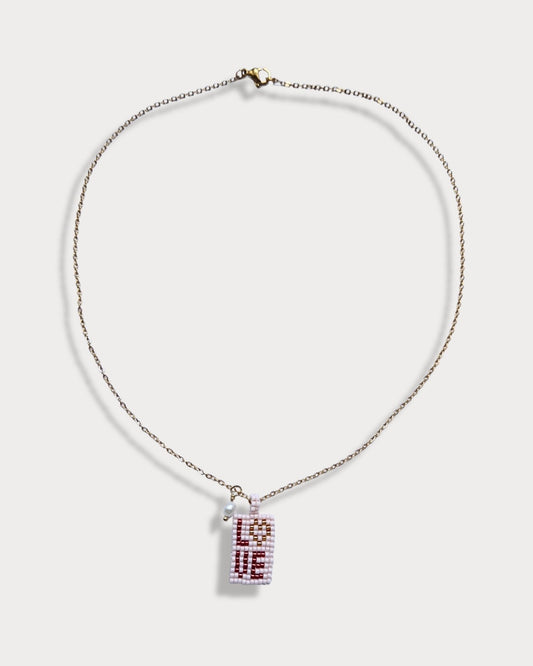 Collana a maglie sottili con pendente con scritta "love" e perla di fiume