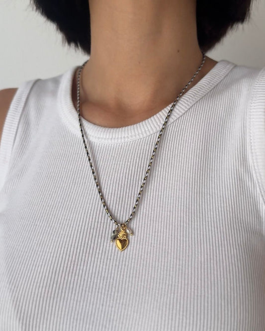 Collana in cordino intrecciato sottile color nero con pendente a forma di cuore e pietre di diaspro dalmata e perla di fiume