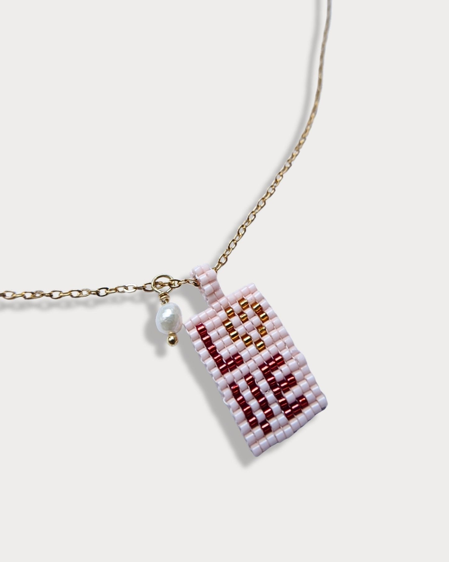 Collana a maglie sottili con pendente con scritta "love" e perla di fiume