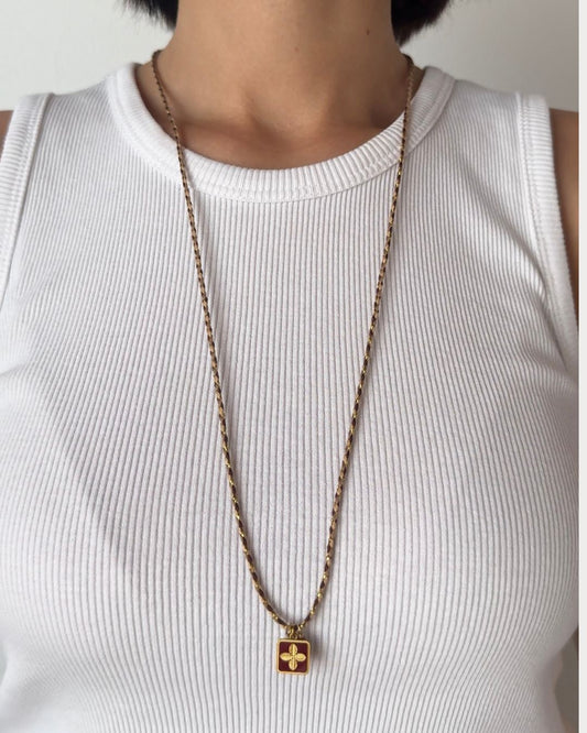 Collana in cordino intrecciato sottile color marrone con pendente a forma di foglie e pietra del sole e perla di fiume