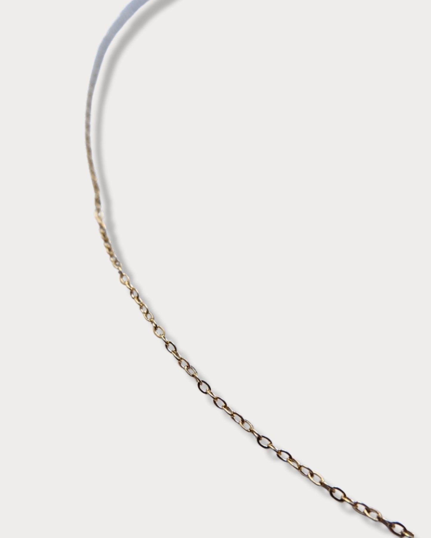 Collana a maglie sottili con pendente con scritta "love" e perla di fiume