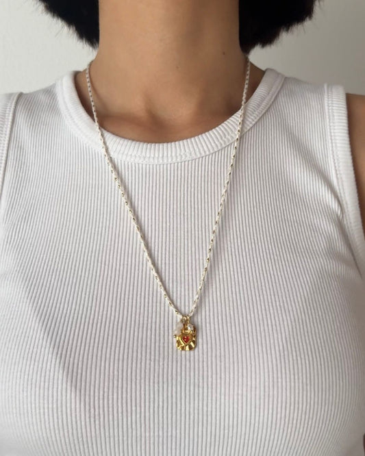 Collana in cordino intrecciato sottile color bianco con pendente a forma di cuore sacro e pietre di giada bianca e perla di fiume