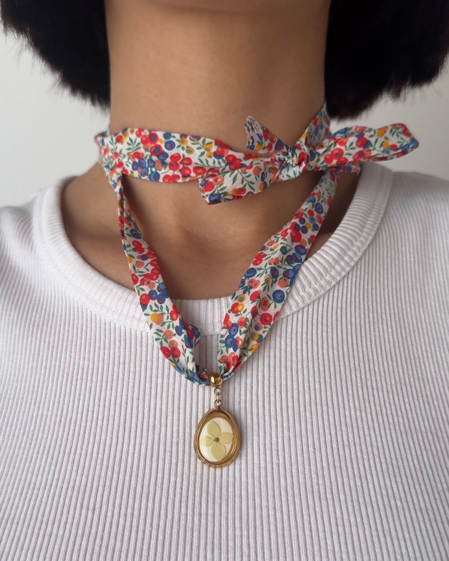 Collana in tessuto di cotone floreale con pendente con ortensia verde
