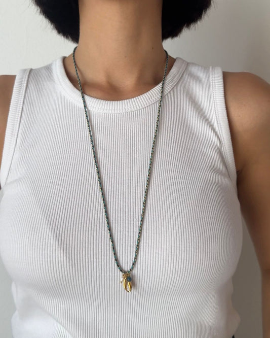 Collana in cordino intrecciato sottile color blu e azzurro con pendente a forma di conchiglia e pietra di tormalina e perla di fiume