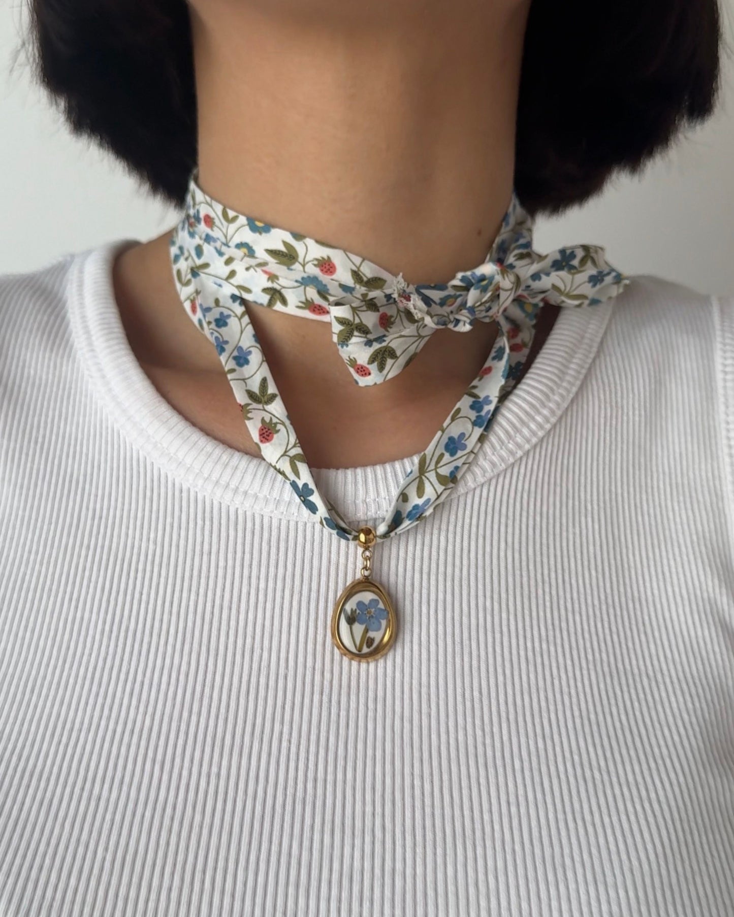 Collana in tessuto di cotone floreale con pendente con non ti scordar di me