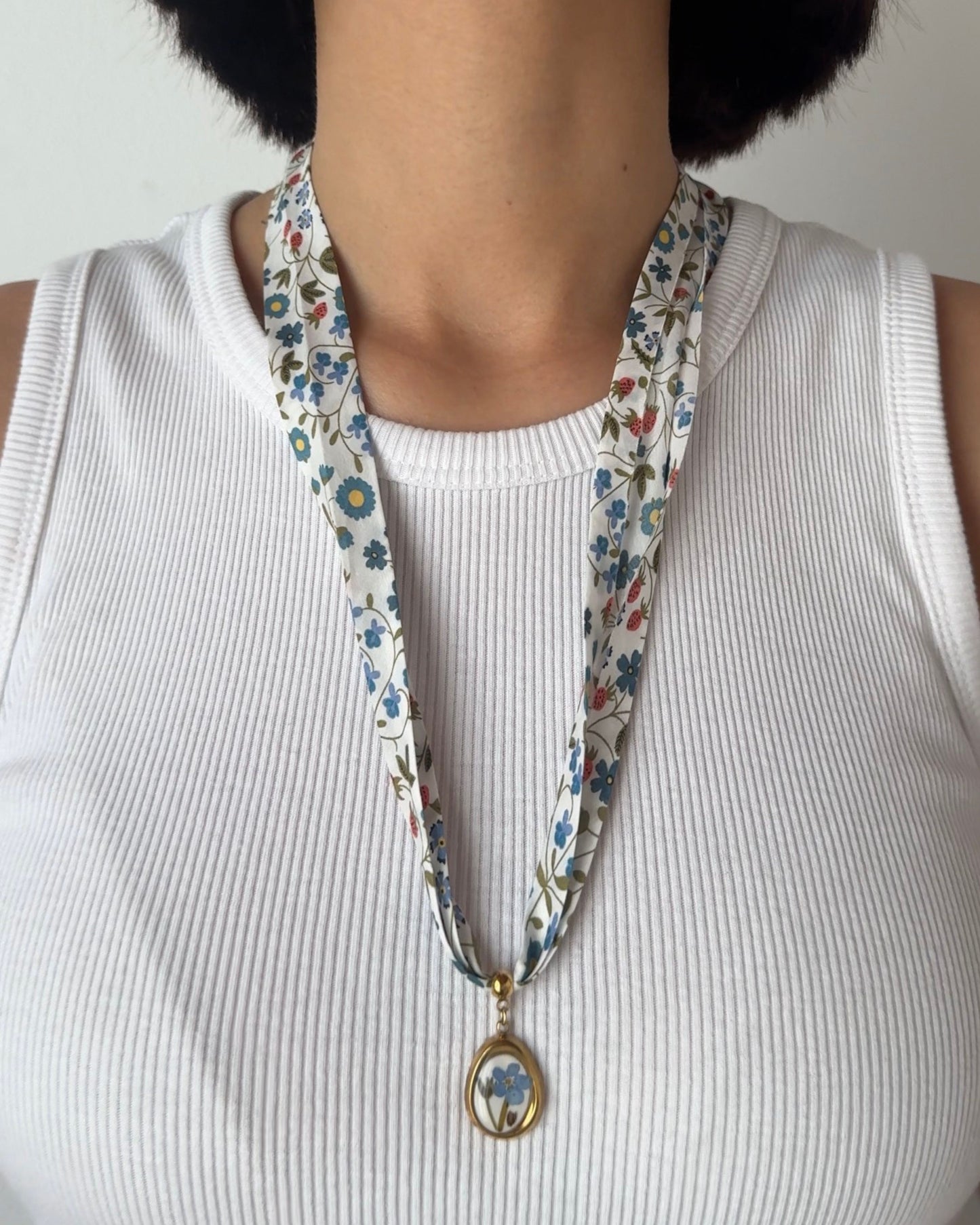 Collana in tessuto di cotone floreale con pendente con non ti scordar di me