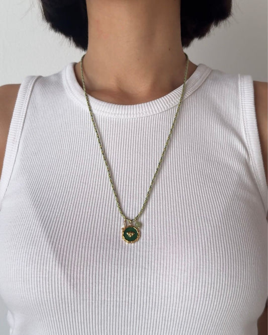 Collana in cordino intrecciato sottile color verde con pendente a forma di ape e pietra di avventurina e perla di fiume