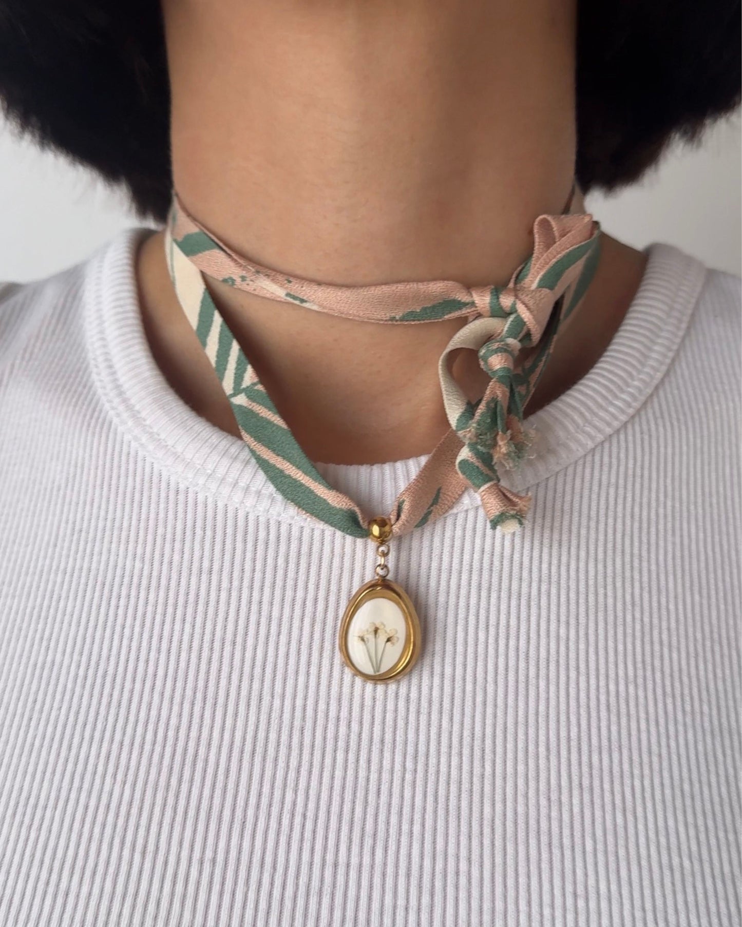 Collana in tessuto di cotone floreale con pendente con fiori di carota selvatica bianca