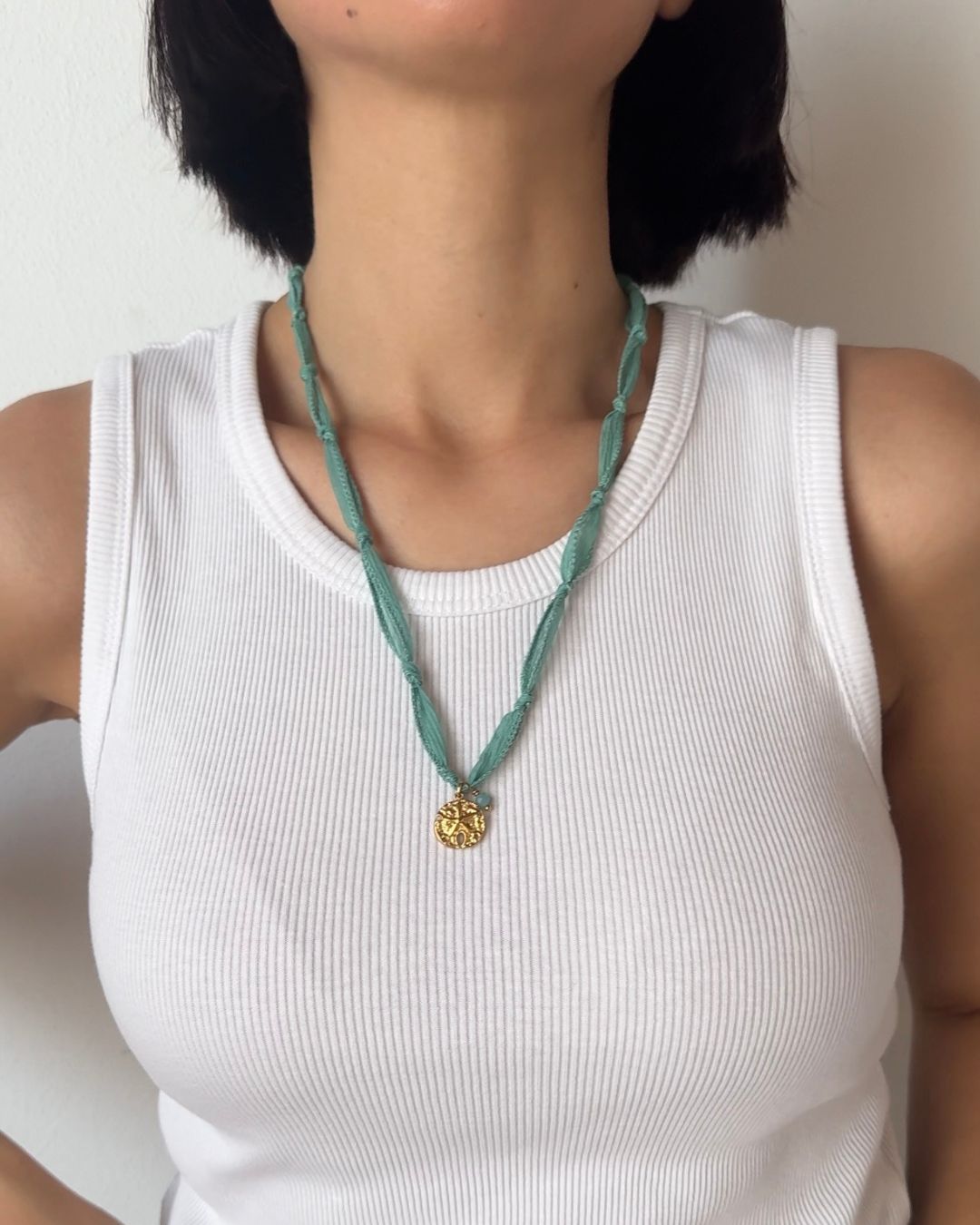 Collana in seta annodata azzurra con pendente a forma di stella marina e pietra di amazzonite