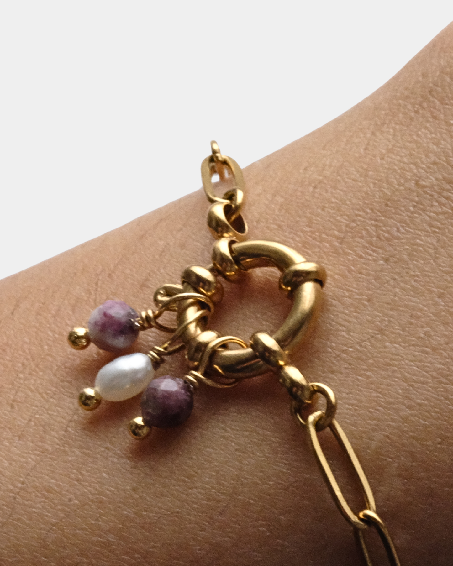 Bracciale con catena grande e chiusura con pietre di tormalina e perla di fiume