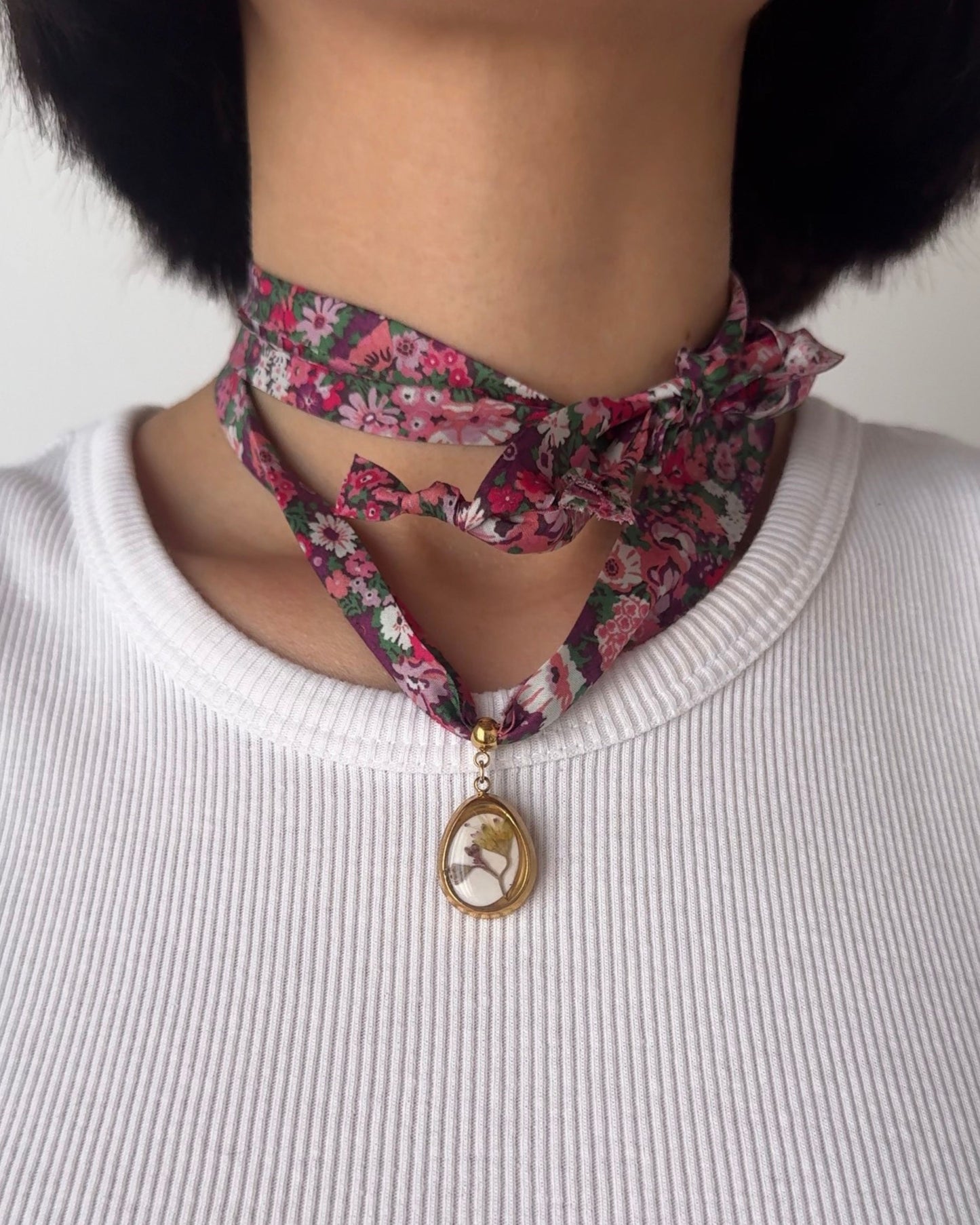 Collana in tessuto di cotone floreale con pendente con fiore di heuchera