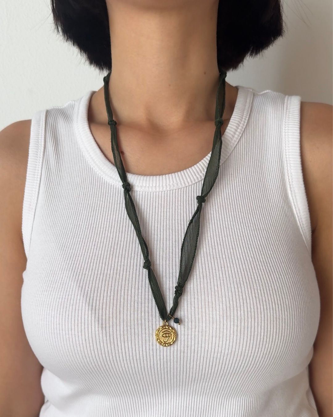 Collana in seta annodata verde con pendente a forma di occhio e pietra di agata indiana