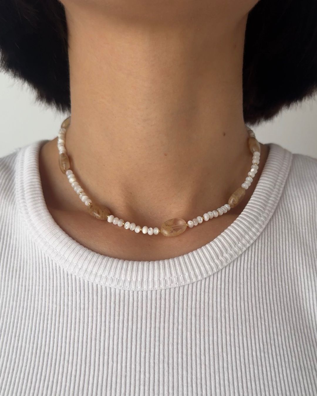 Collana girocollo di pietre naturali di giada gialla e di madreperle