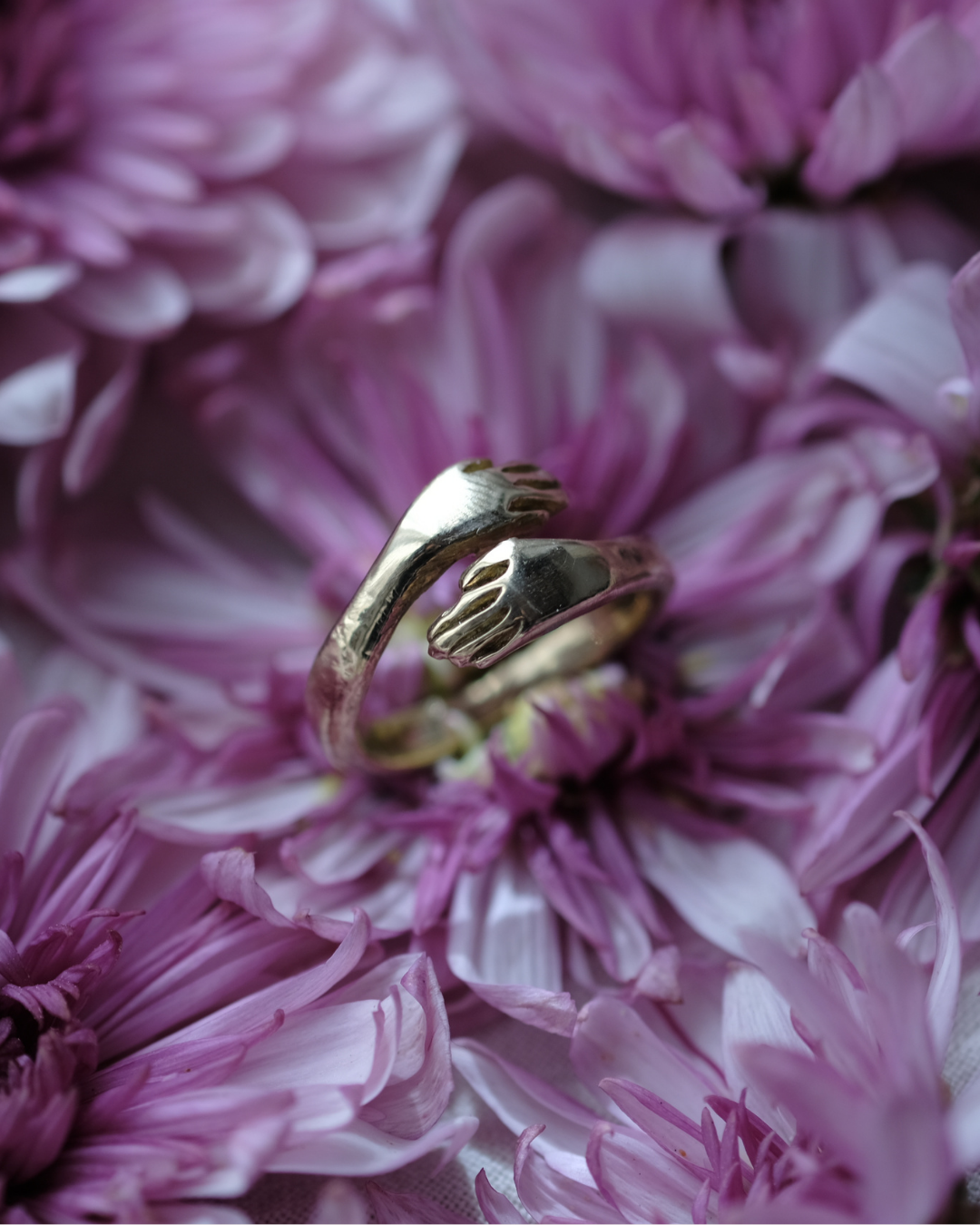 L'ABBRACCIO - Anello in ottone con due mani che si abbracciano