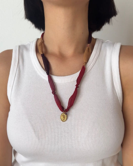 Collana in seta annodata bordeaux, rossa e nocciola con pendente a forma di fiore e pietra di tormalina