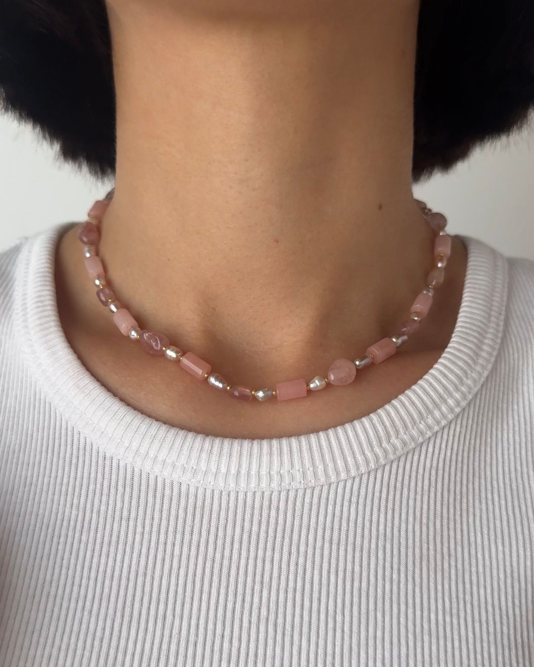Collana girocollo di pietre naturali di rodonite e di perle di fiume