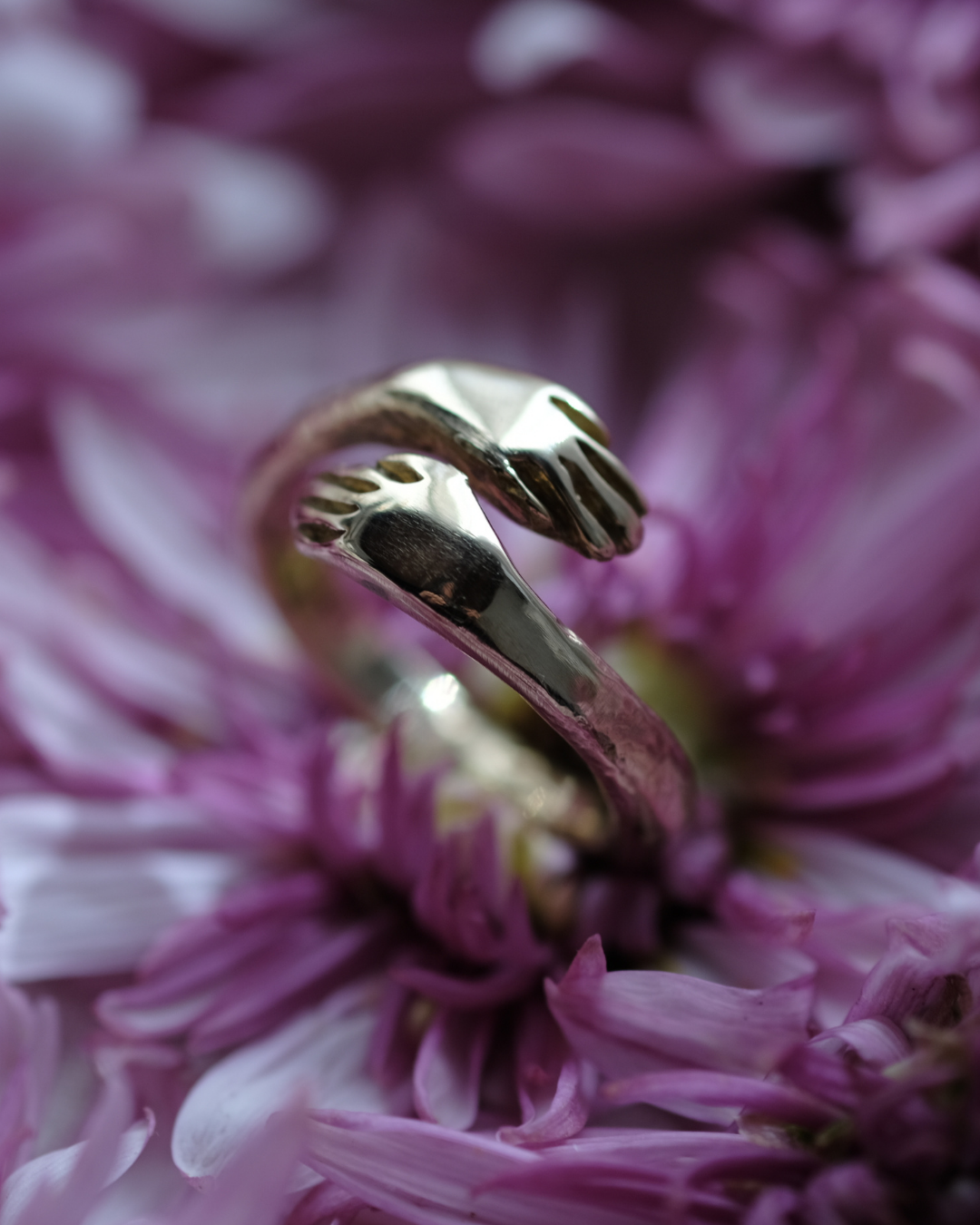 L'ABBRACCIO - Anello in ottone con due mani che si abbracciano