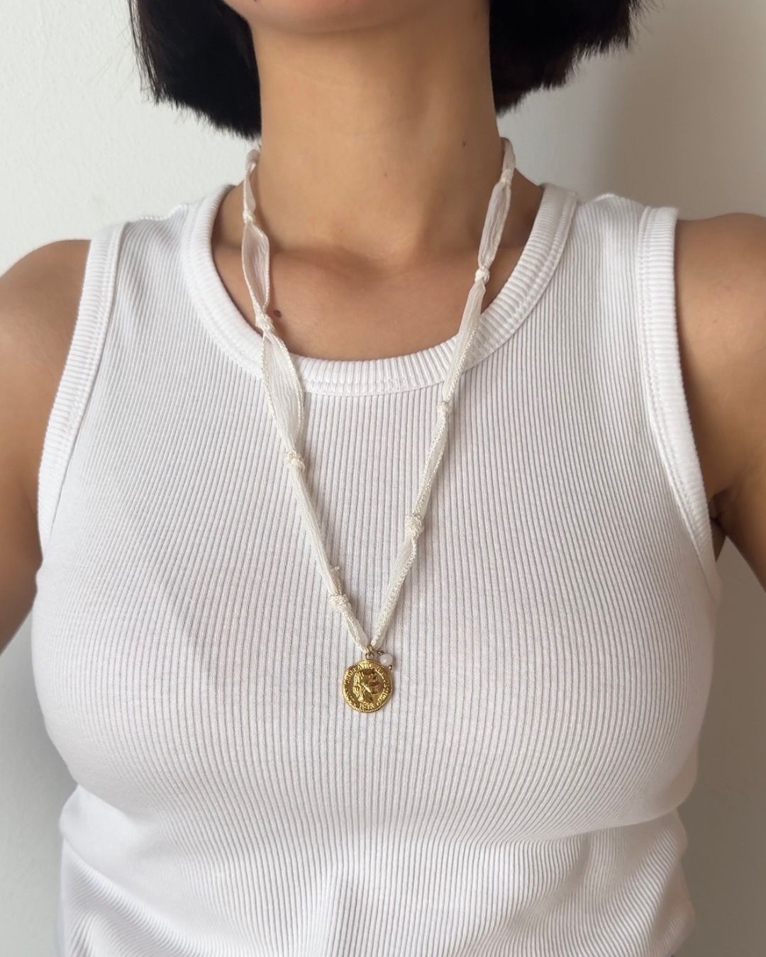 Collana in seta annodata bianca con pendente a forma di moneta e pietra di giada bianca