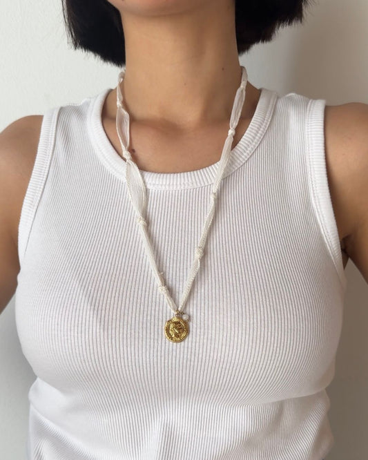 Collana in seta annodata bianca con pendente a forma di moneta e pietra di giada bianca