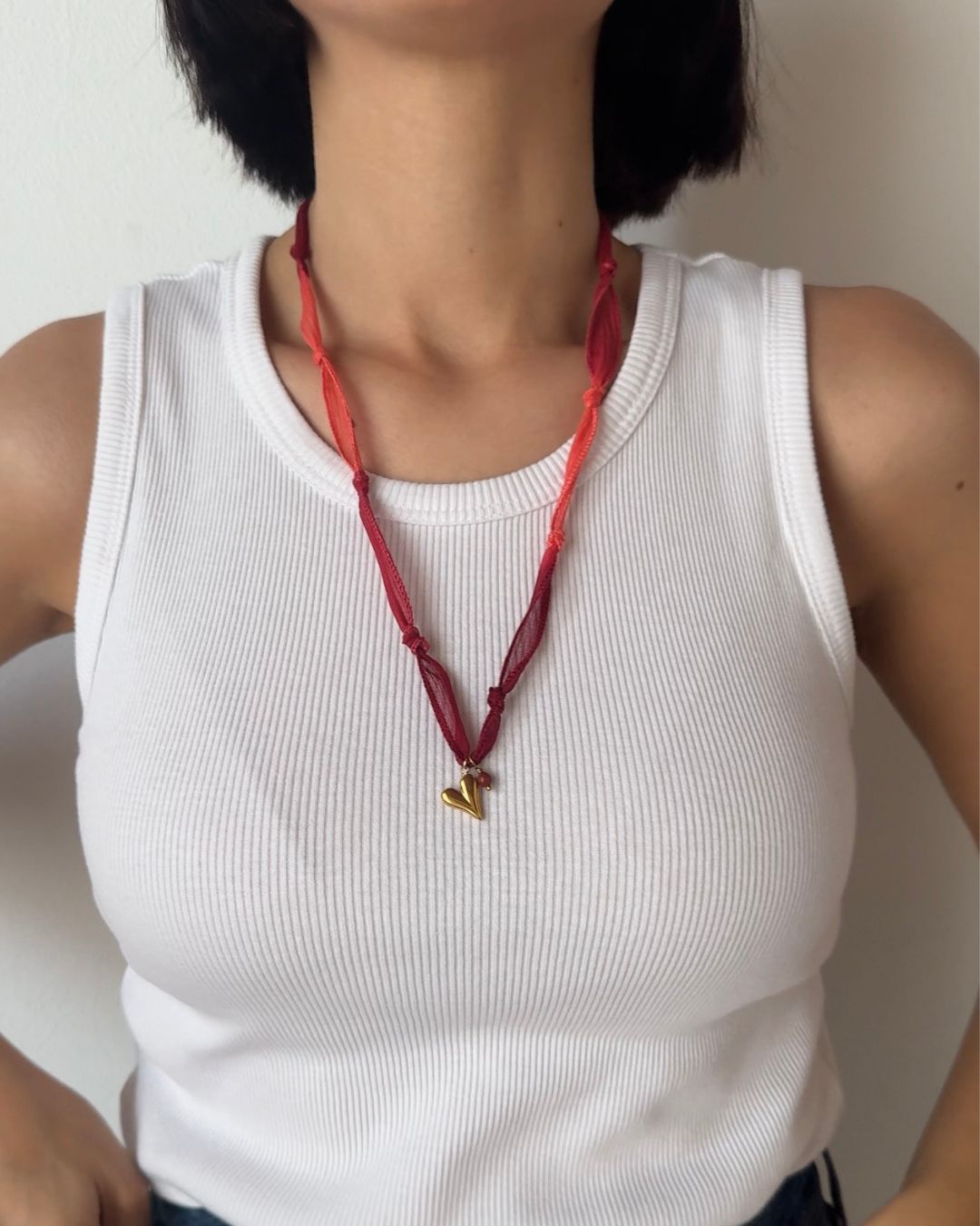 Collana in seta annodata rossa e corallo con pendente a forma di cuore e pietra di diaspro rosso