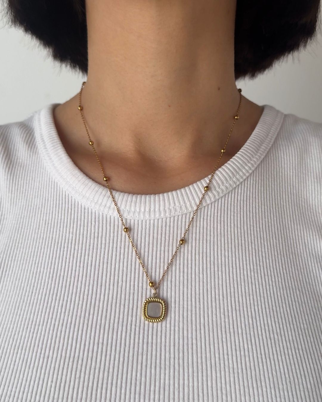 Collana a maglie sottili con palline con pendente con madreperla