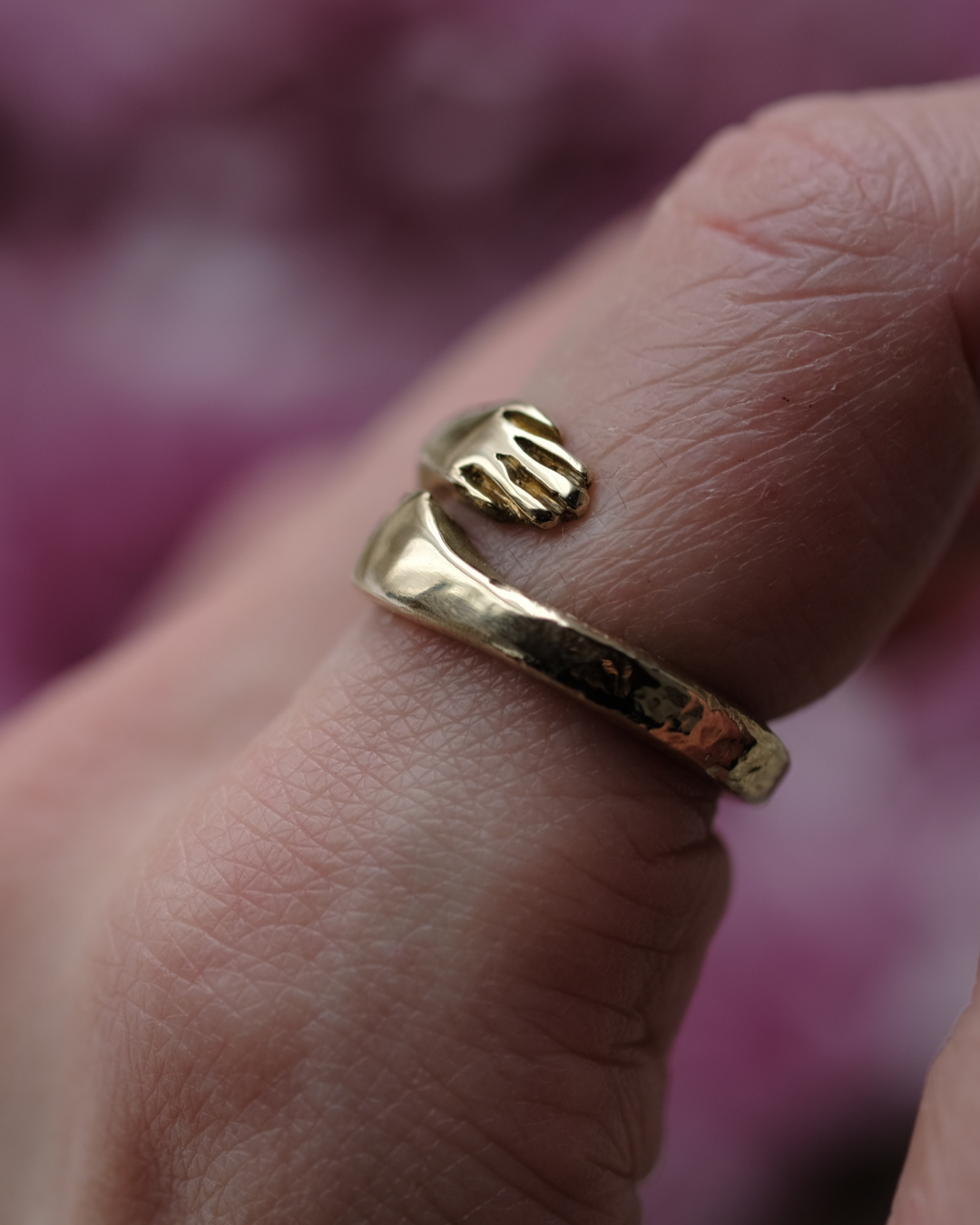 L'ABBRACCIO - Anello in ottone con due mani che si abbracciano