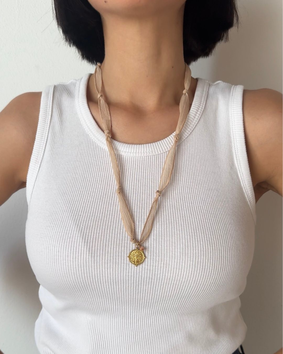Collana in seta annodata rosa cipria con pendente a forma di albero della vita e pietra di rodonite