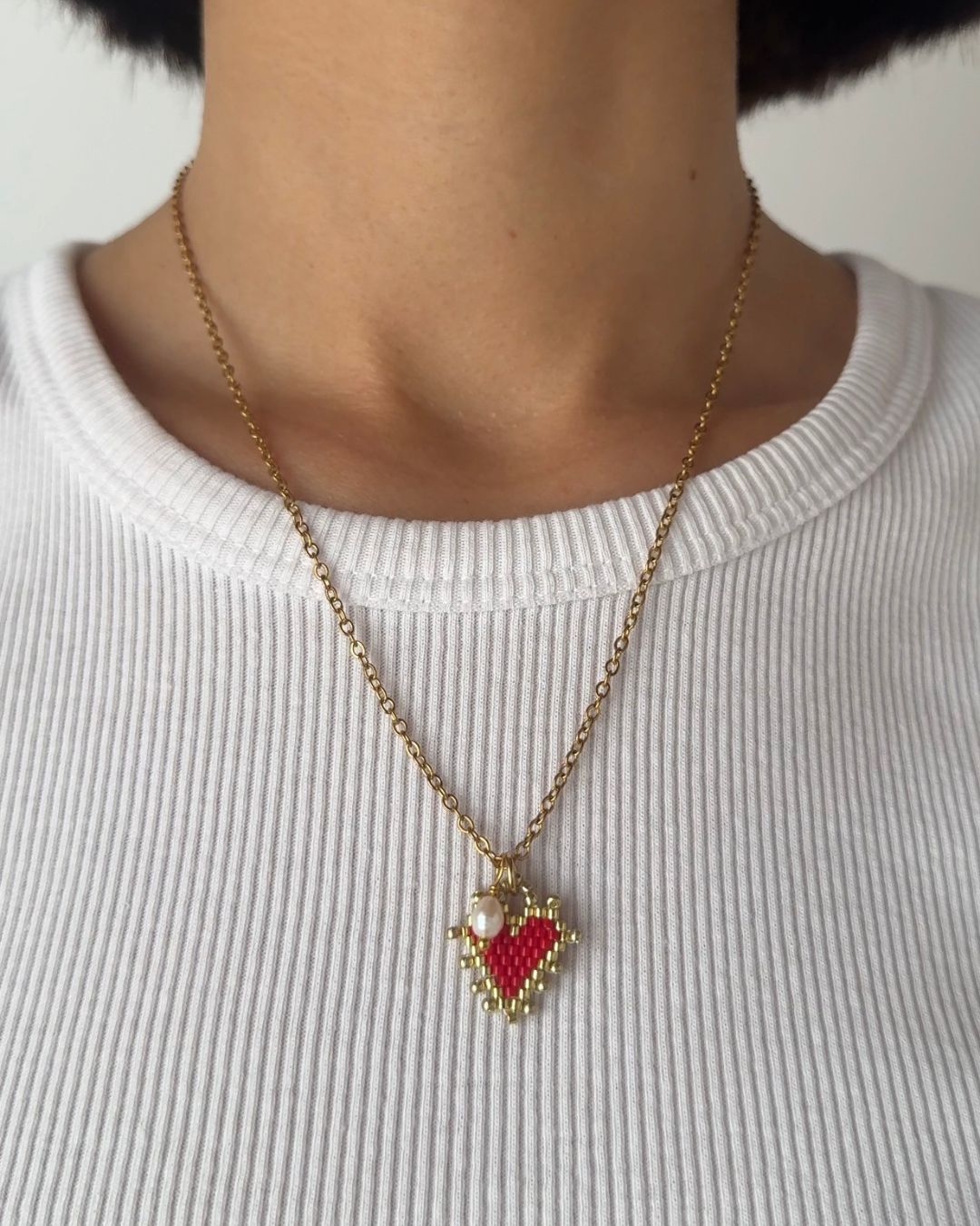 Collana a maglie sottili con pendente di perline a forma di cuore e perla di fiume