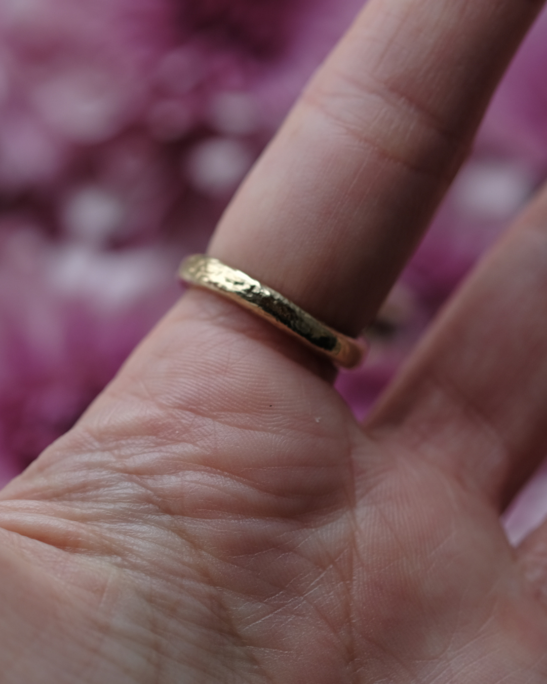 L'ABBRACCIO - Anello in ottone con due mani che si abbracciano