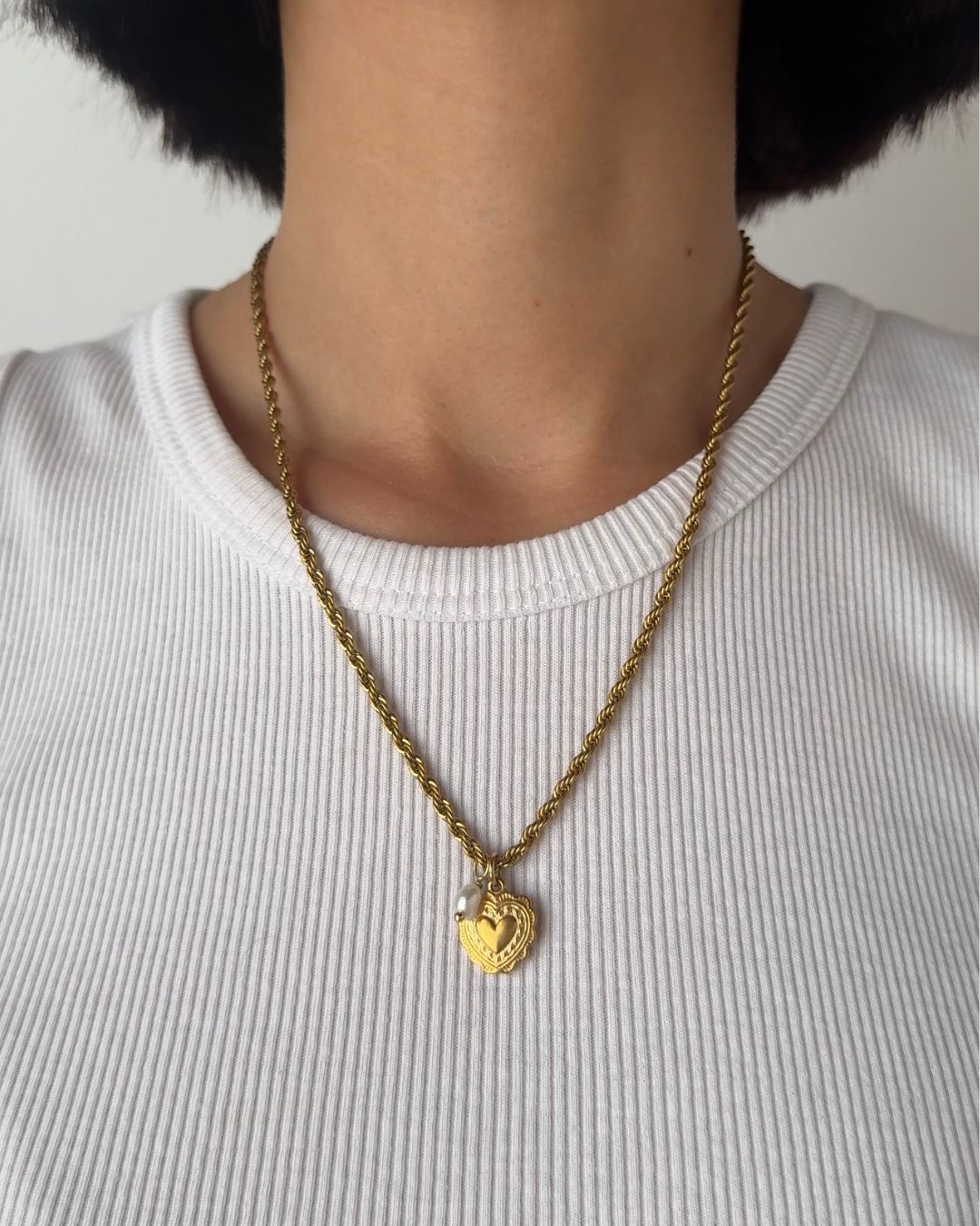 Collana a maglia intrecciata con pendente a forma di cuore e perla di fiume