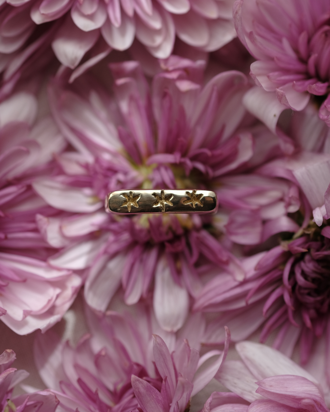 CIELO STELLATO - Anello in ottone geometrico regolabile con tre stelle