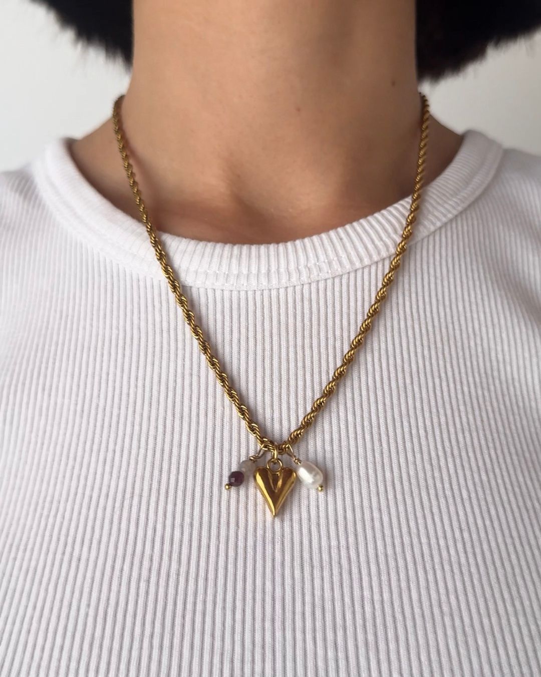 Collana a maglia intrecciata con pendente a forma di cuore, pietre di tormalina e perla di fiume