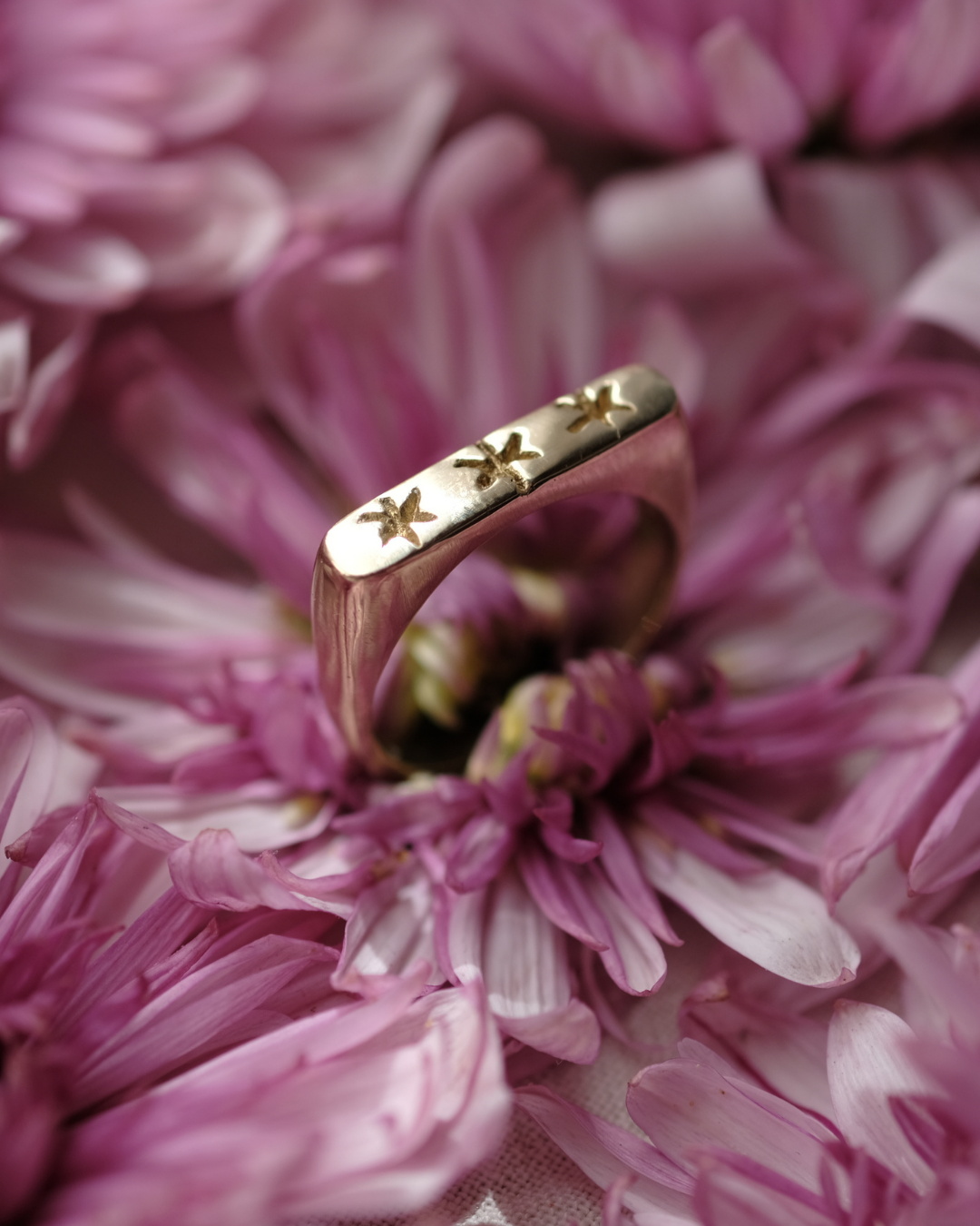 CIELO STELLATO - Anello in ottone geometrico regolabile con tre stelle