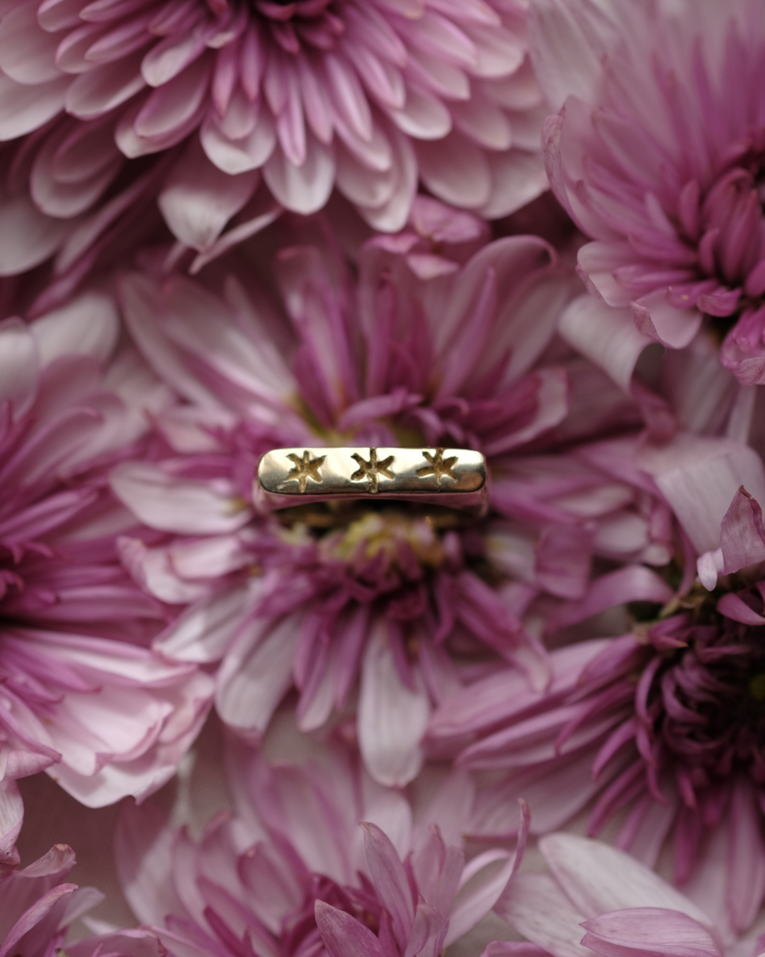CIELO STELLATO - Anello in ottone geometrico regolabile con tre stelle