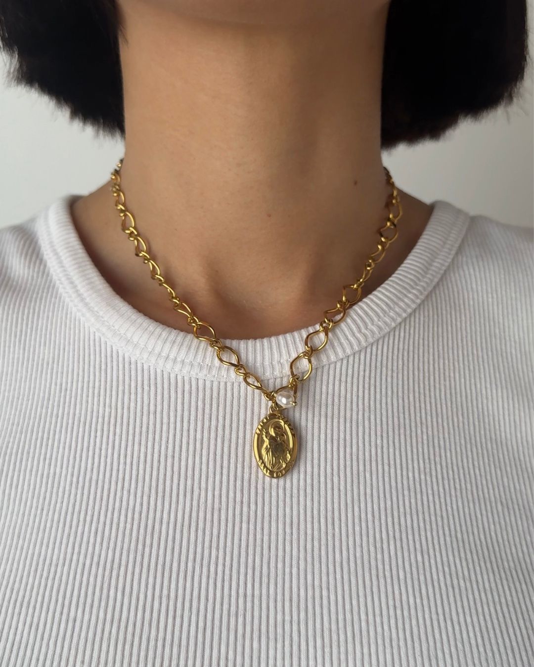 Collana a maglie grandi con pendente a forma di vergine e perla di fiume