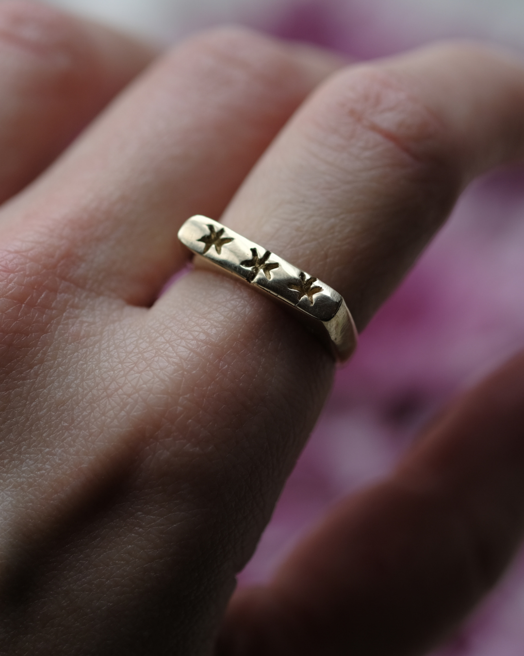 CIELO STELLATO - Anello in ottone geometrico regolabile con tre stelle