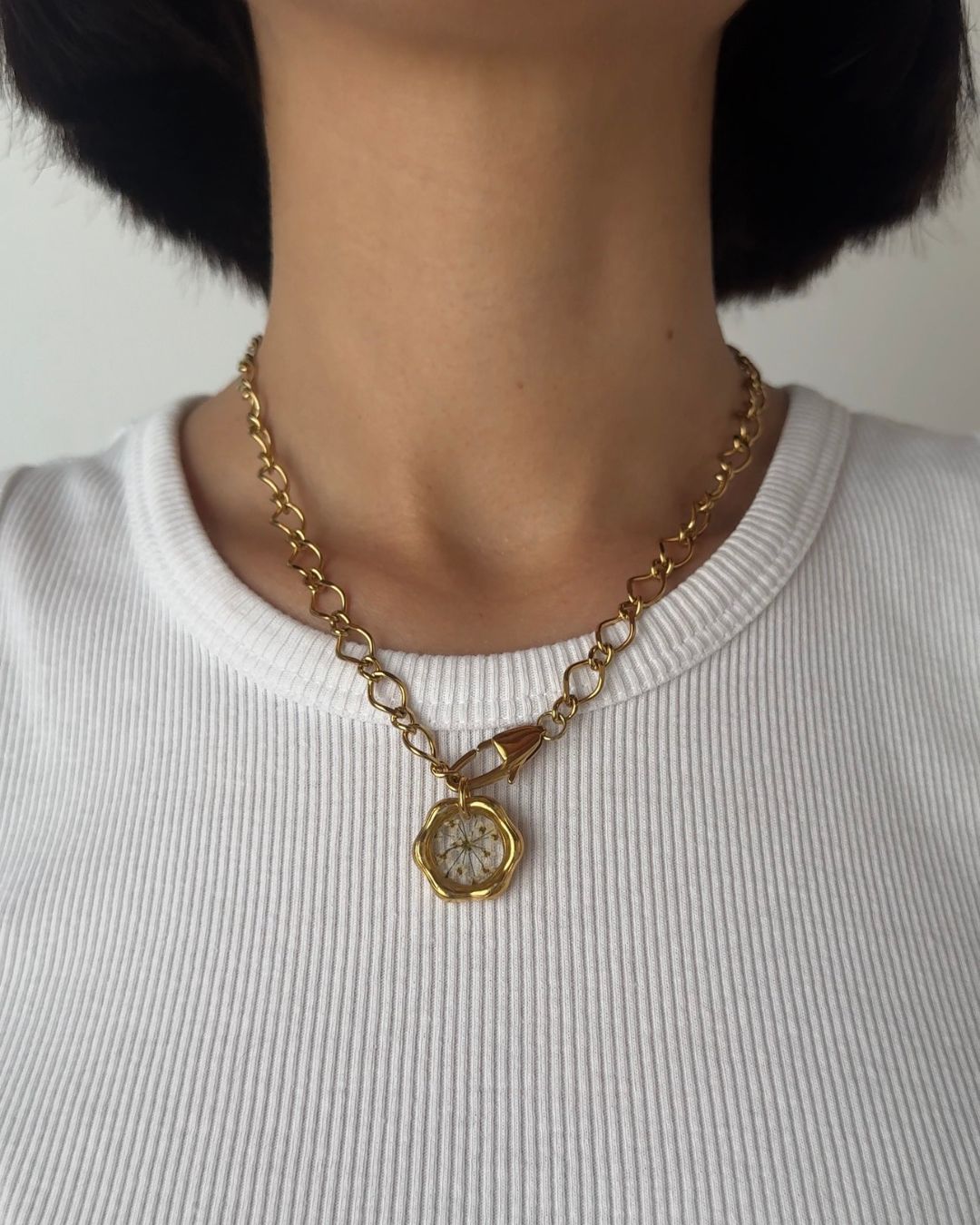Collana a maglie grandi con pendente con carota selvatica removibile