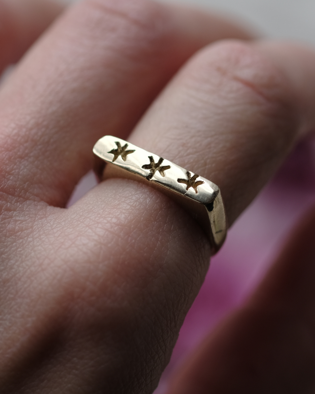 CIELO STELLATO - Anello in ottone geometrico regolabile con tre stelle