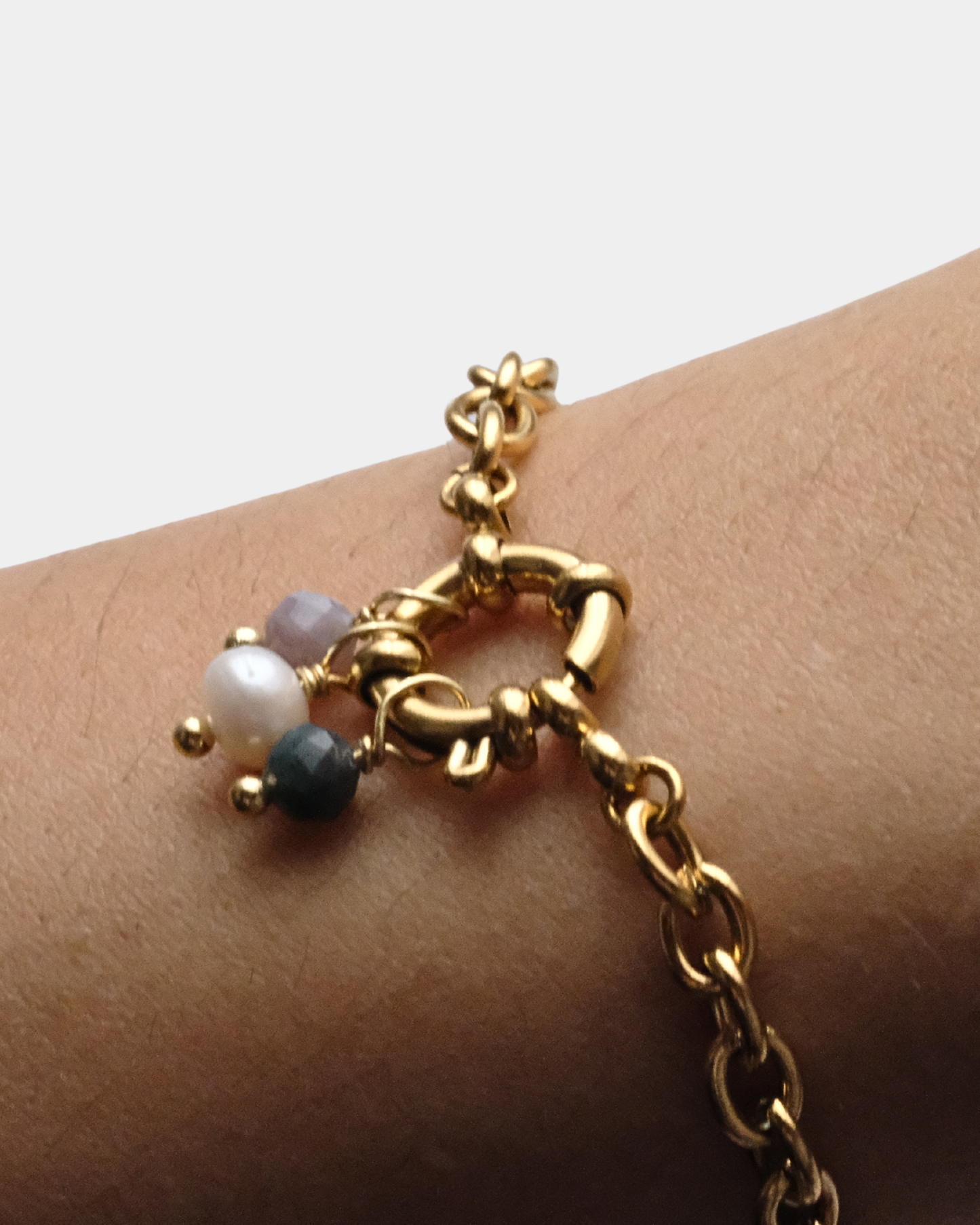 Bracciale con catena grande e chiusura con pietre di agata indiana e perla di fiume