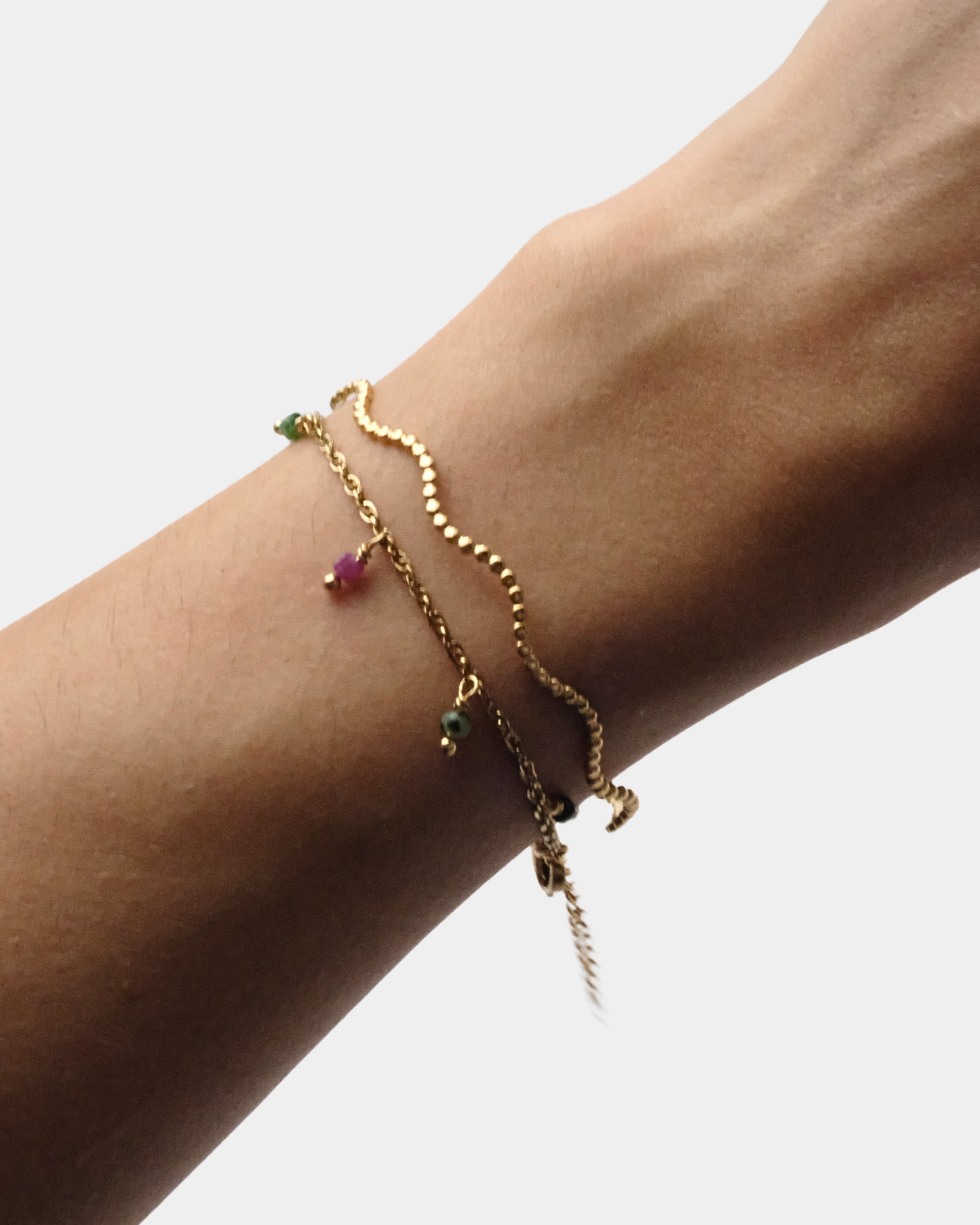 Set di due bracciali: uno rigido ondulato e uno con pietre di tormalina