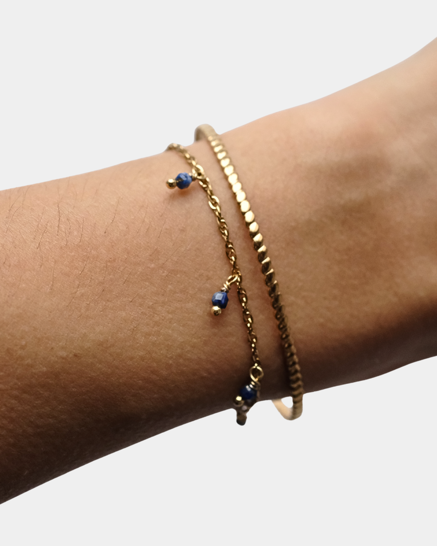 Set di due bracciali: uno rigido e uno con pietre di lapislazzuli