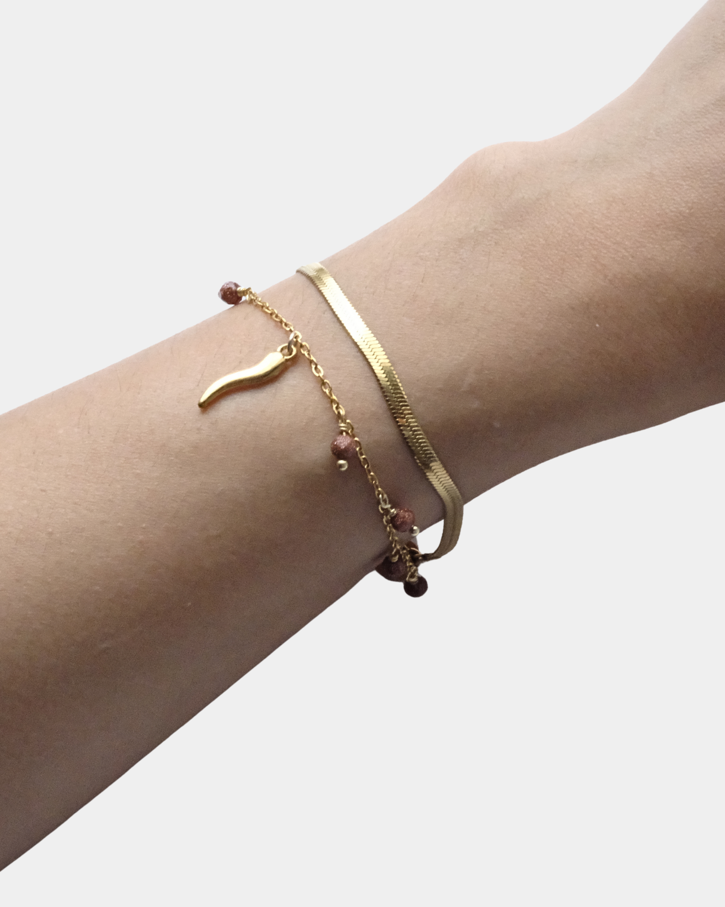 Bracciale con doppio filo con cornetto portafortuna e pietre del sole