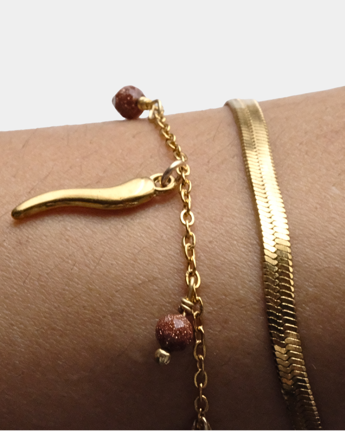 Bracciale con doppio filo con cornetto portafortuna e pietre del sole