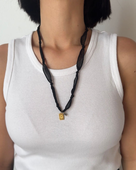 Collana in seta annodata nera con pendente a forma di sole e pietra di diaspro dalmata