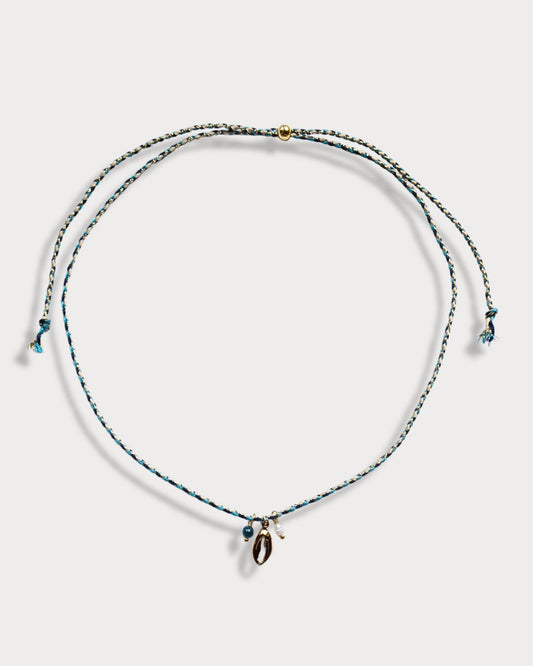 Collana in cordino intrecciato sottile color blu e azzurro con pendente a forma di conchiglia e pietra di tormalina e perla di fiume