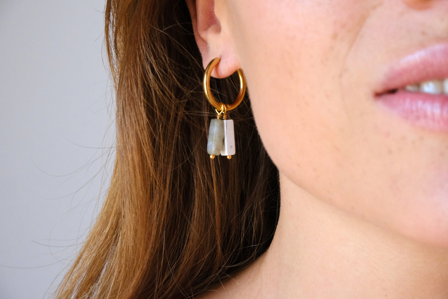 Orecchini a cerchio con doppia pietra di labradorite e howlite
